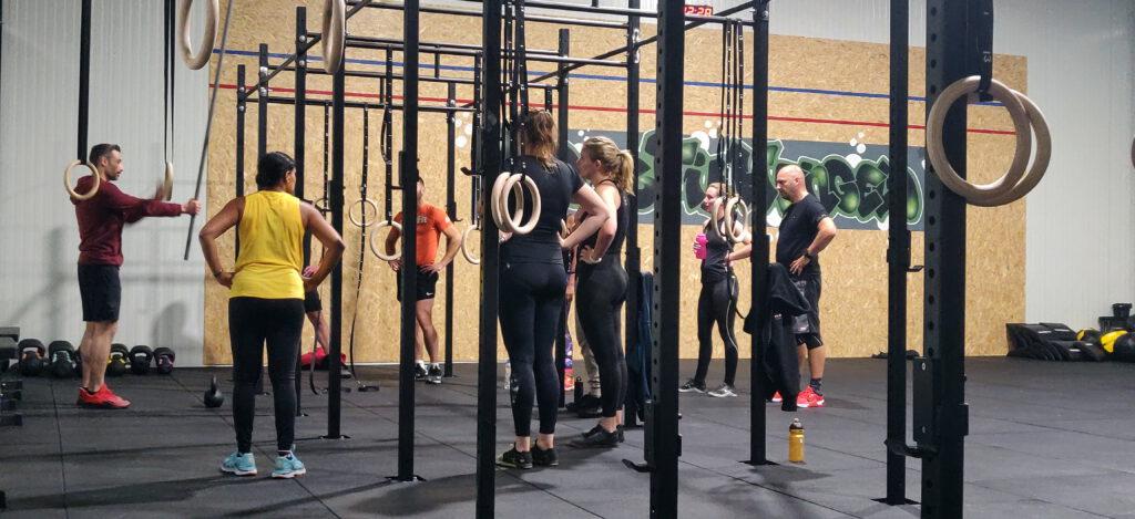 CrossFit Hengelo kerngetal 074 06 38783901 Lintelerweg 26 7556 PD Hengelo fitness sporten fit conditie rennen pull ups olympisch gewichtheffen dubble unders kettlebell dumbels conditie voeding lijnen fysiotherapeut atletiektrainer L1-trainer community kracht sporter workout Uithoudingsvermogen kracht conditie flexibiliteit snelheid coördinatie wendbaarheid evenwicht nauwkeurigheid halterstangen wod warming-up schijven rig ringen