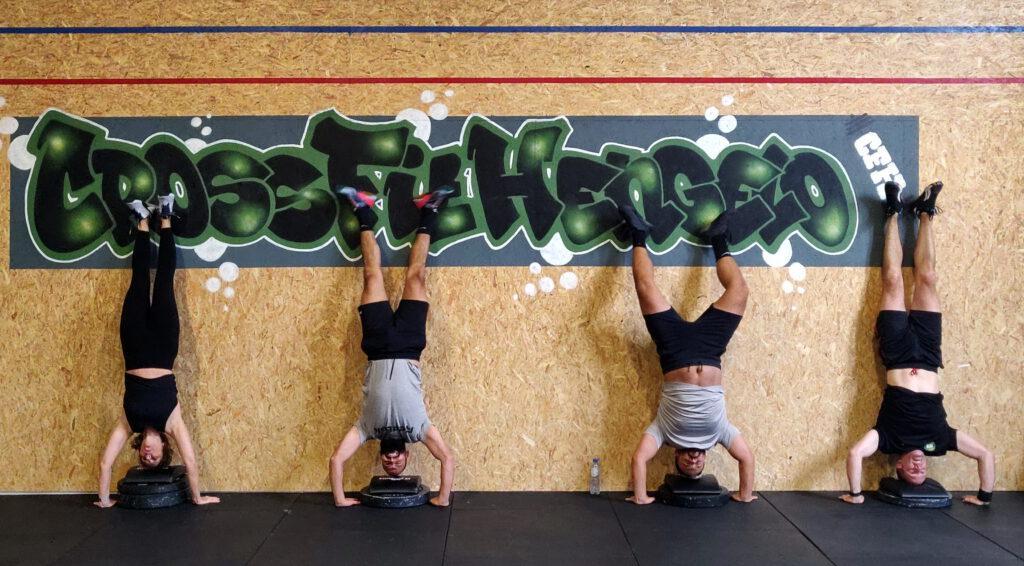 CrossFit Hengelo kerngetal 074 06 38783901 Lintelerweg 26 7556 PD Hengelo fitness sporten fit conditie rennen pull ups olympisch gewichtheffen dubble unders kettlebell dumbels conditie voeding lijnen fysiotherapeut atletiektrainer L1-trainer community kracht sporter workout Uithoudingsvermogen kracht conditie flexibiliteit snelheid coördinatie wendbaarheid evenwicht nauwkeurigheid halterstangen wod warming-up schijven rig ringen