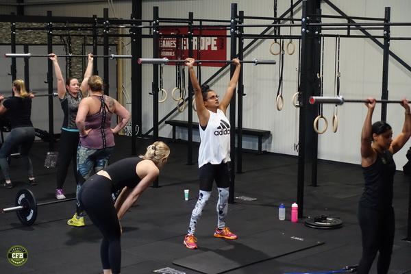 Leden bezig met Push press bij CrossFit Hengelo