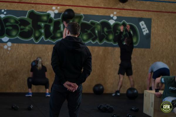 Trainer Rick heeft het overzicht bij CrossFit Hengelo